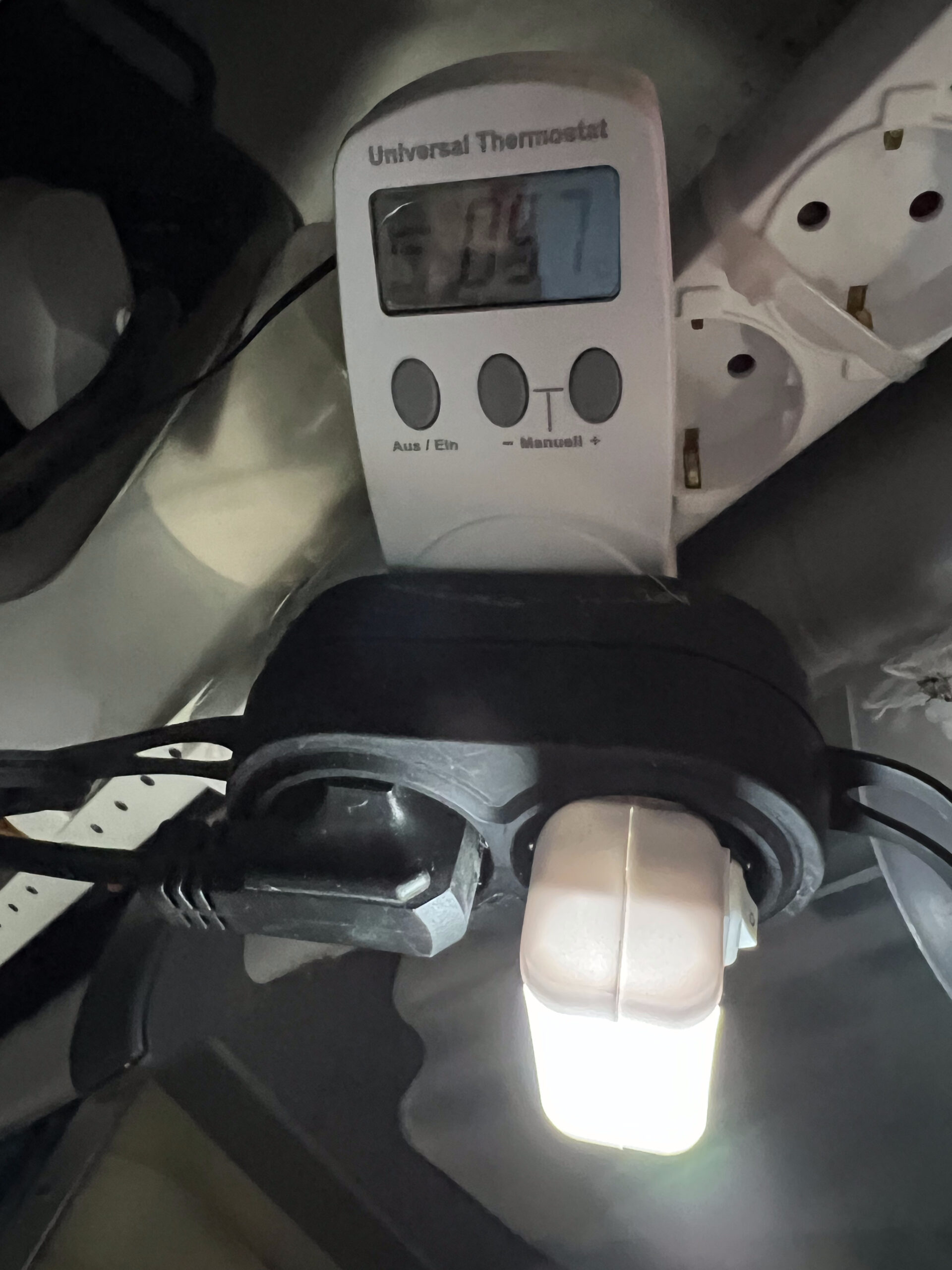 UT300 emergency cut-off thermostat with a small indicator lamp for checking the refrigerator.
