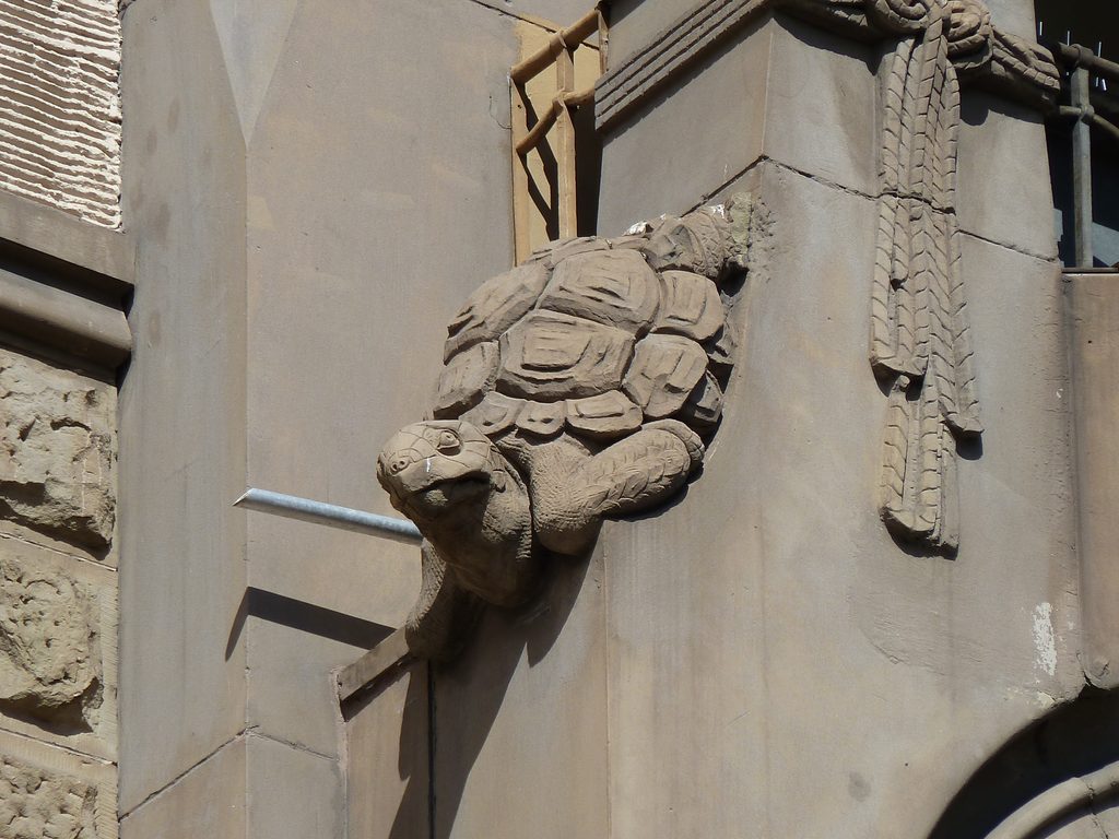 Eine dekoraive Schildkrötenfigur an einer Jugendstilfassade in Stuttgart.