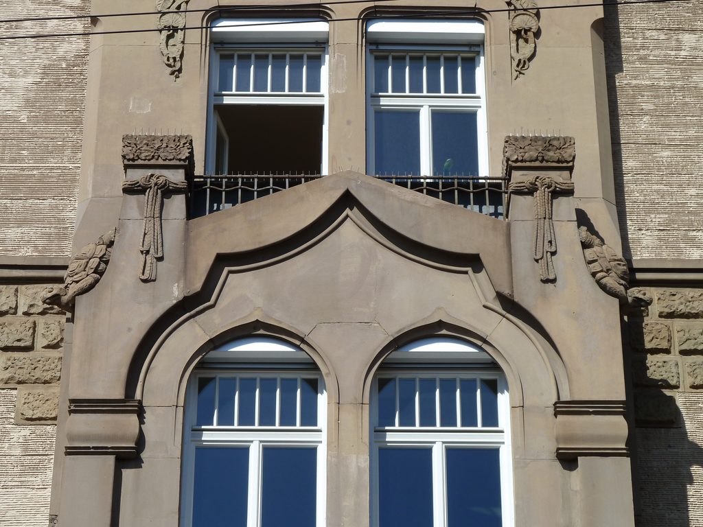 Jugendstilhaus in Stuttgart mit Erker, Balkon und plastischem Fassadenschmuck.