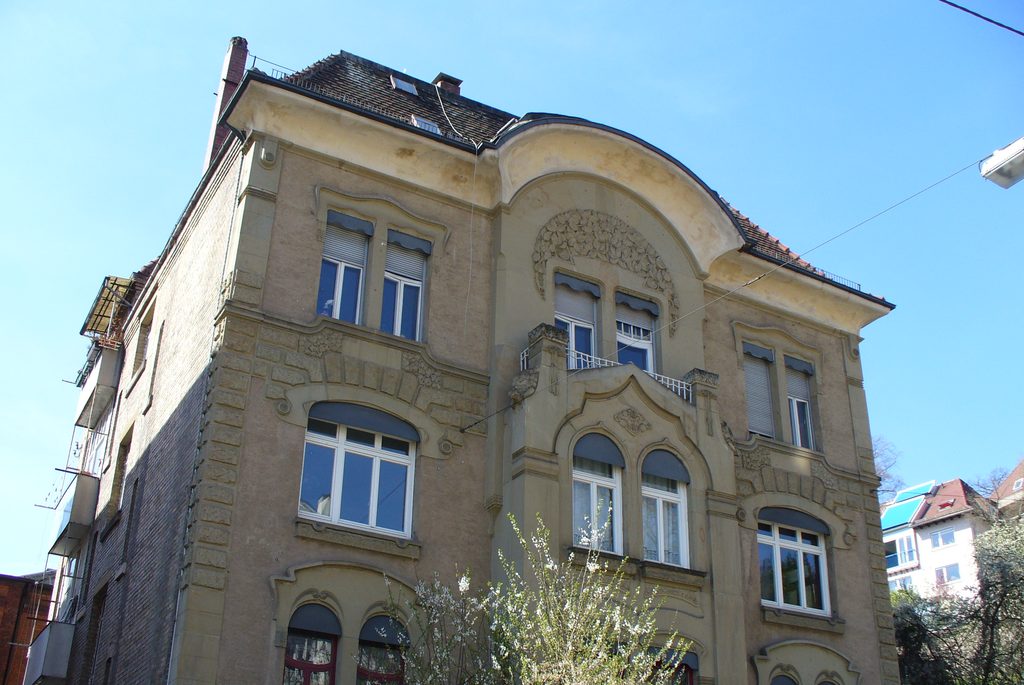 Zwei steinerne Schildkröten an einem Jugendstilbalkon in Stuttgart.