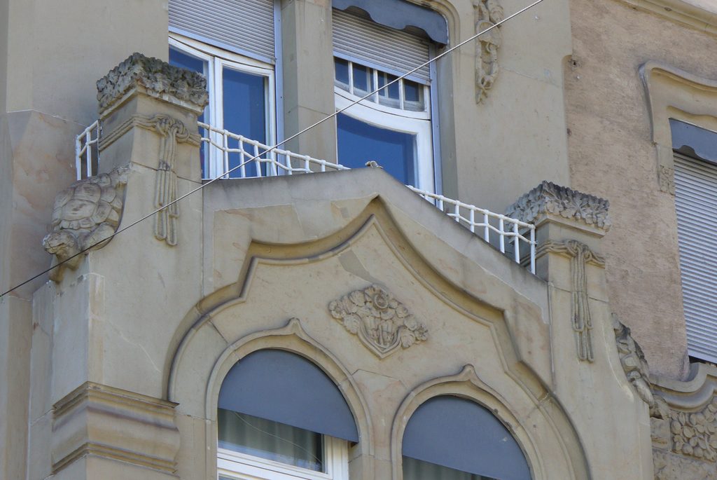 Jugendstilornament mit steinerner Schildkröte, Blättern und verschlungenem Schnurmotiv an einer Stuttgarter Fassade.